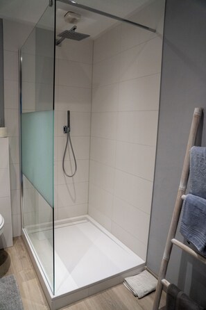 Dusche, Haartrockner, Bademäntel, Hausschuhe