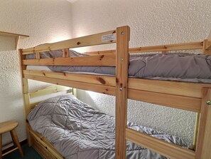 1 bedroom, bed sheets - 2-Room Apartment on the Slopes - Sleeps 6 (Méribel)
