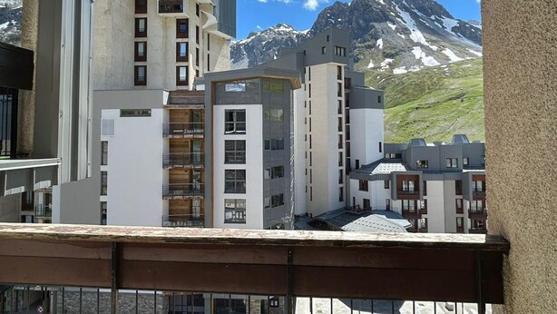 A modern building with multiple floors, balconies, and a mountainous backdrop. - Comfortable 80sqm duplex in Tignes, 4 bedrooms, near slopes (Tignes)