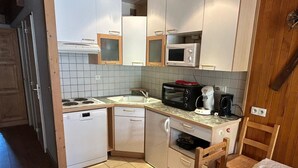 A compact kitchen with a microwave, toaster, and coffee maker. - Comfortable 80sqm duplex in Tignes, 4 bedrooms, near slopes (Tignes)