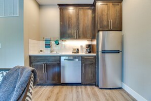 Kjøleskap, mikrobølgeovn, oppvaskmaskin og kaffetrakter/tekoker