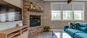 High-end studio with gas fireplace, WiFi, central AC - near restaurants/wineries