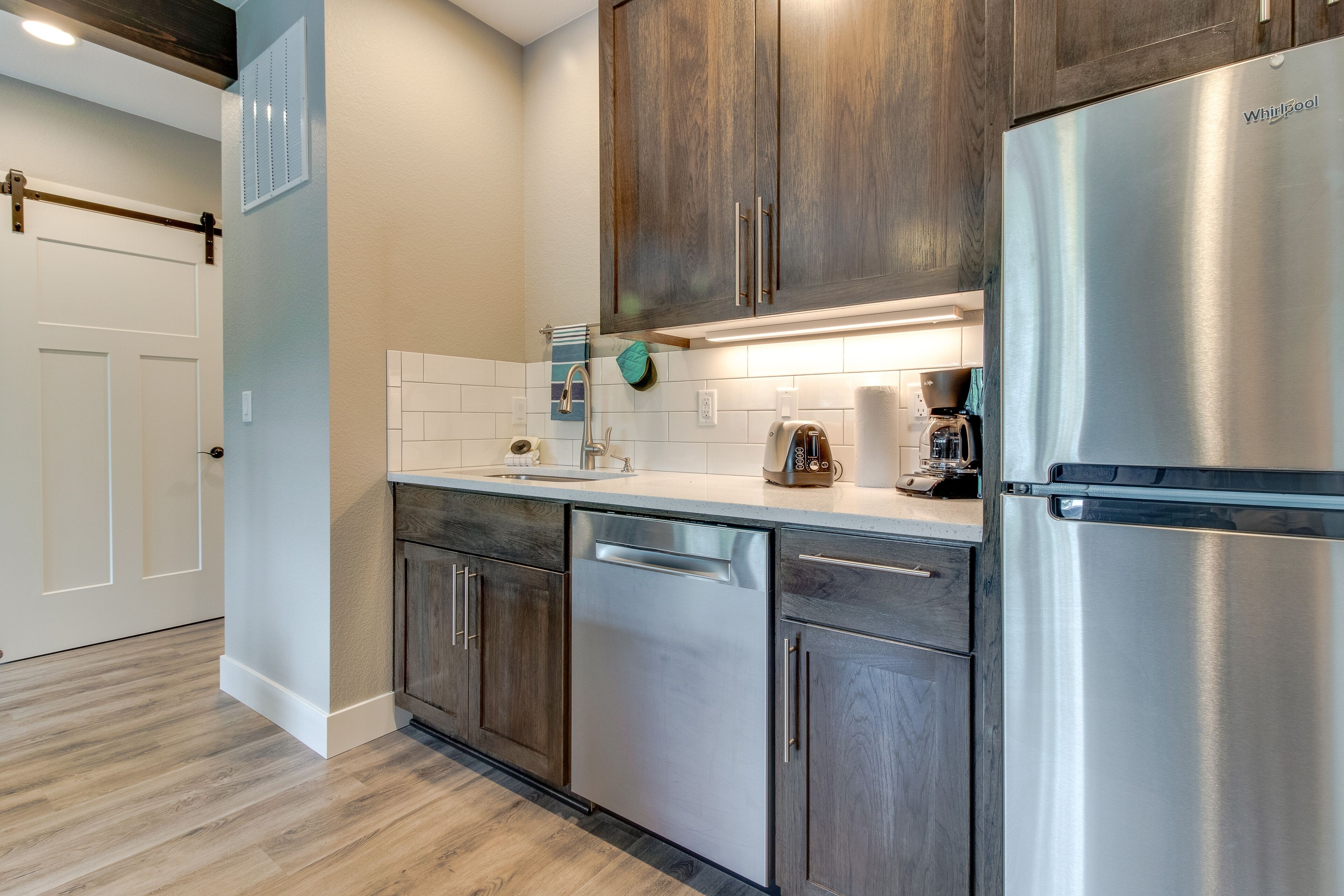 Fridge, microwave, dishwasher, coffee/tea maker