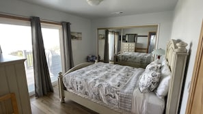 2 bedrooms, desk, free WiFi, wheelchair access - Amazing Ocean Front Beach House with fenced yard (Smith River)