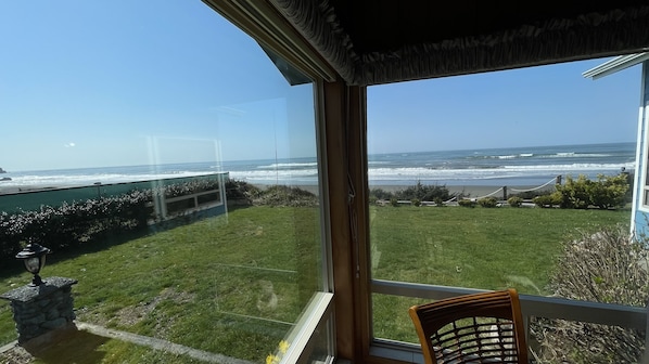 Interior - Amazing Ocean Front Beach House with fenced yard (Smith River)