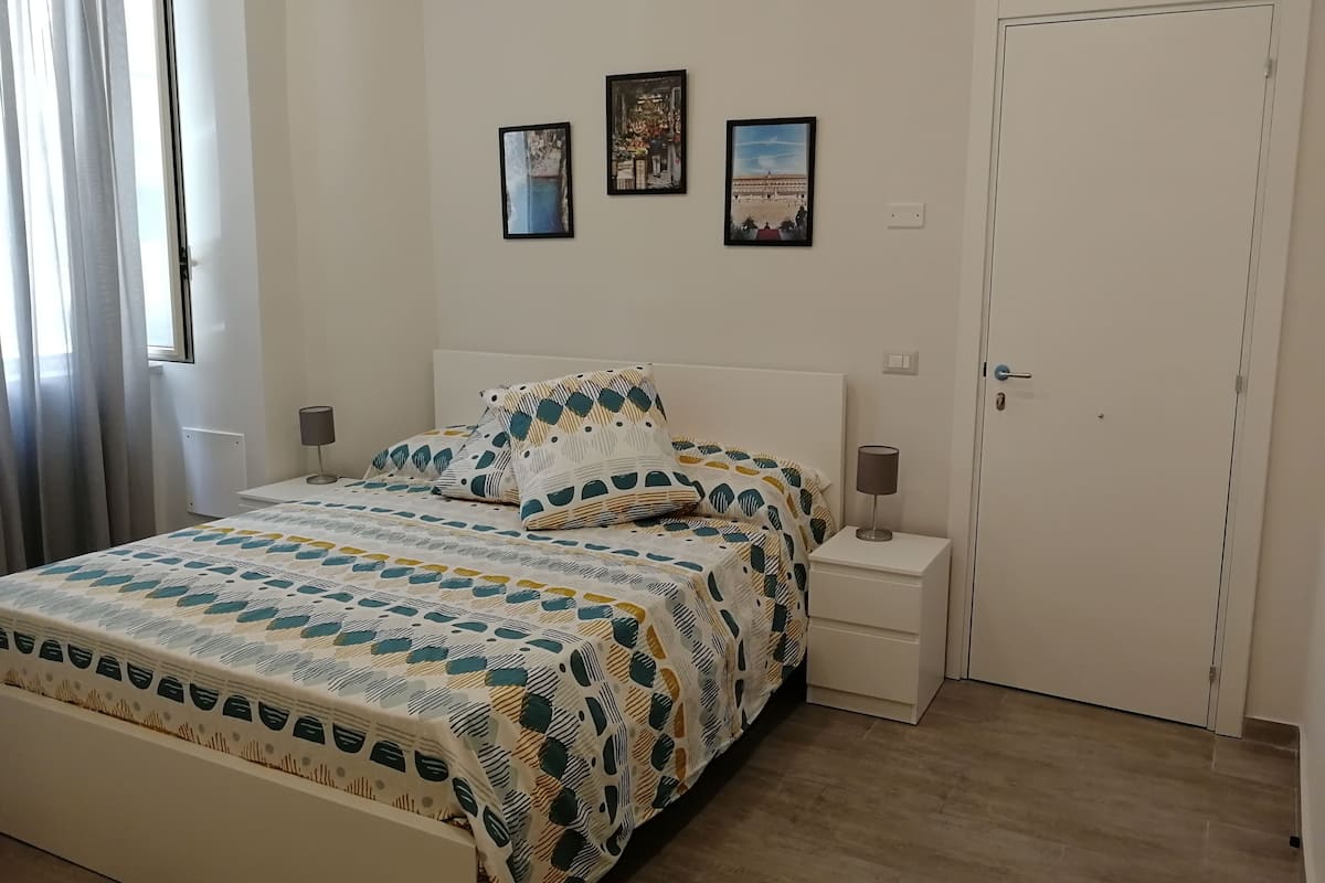 Chambre Double Économique | Bureau, chambres insonorisées, Wi-Fi gratuit, draps fournis