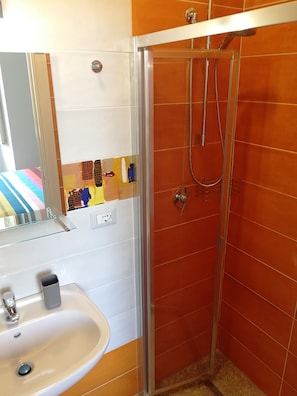 Shower, free toiletries, hair dryer, towels - Casa Sannì (Naples)