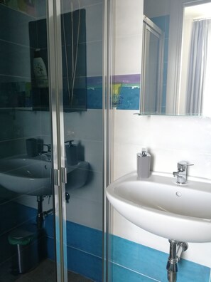 Chambre Double Panoramique, vue ville | Salle de bain