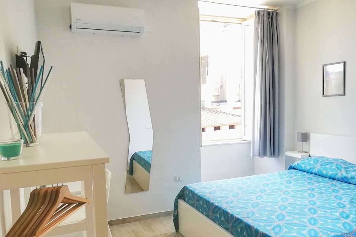 Escritorio, sistema de insonorización, wifi gratis y ropa de cama 