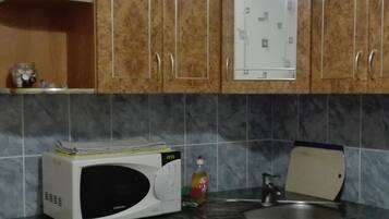 Căn hộ tiện nghi đơn giản, ban công | Lò vi sóng