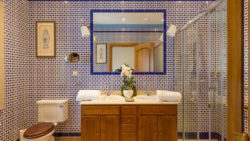 Kamar Deluks, Beberapa Tempat Tidur | Brankas, meja kerja, tirai kedap cahaya, dan kedap suara