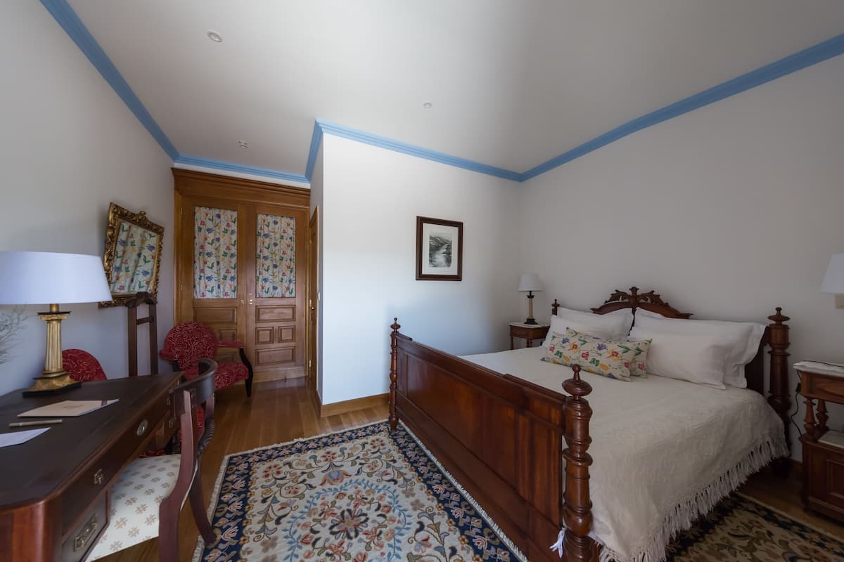 Deluxe Double Room, 1 Queen Bed, Non Smoking | In-room safe, desk, blackout drapes, soundproofing