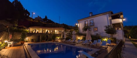 Utendørsbasseng og solsenger