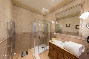 Habitación Deluxe doble, 1 cama de matrimonio, no fumadores | Baño | Ducha y toallas