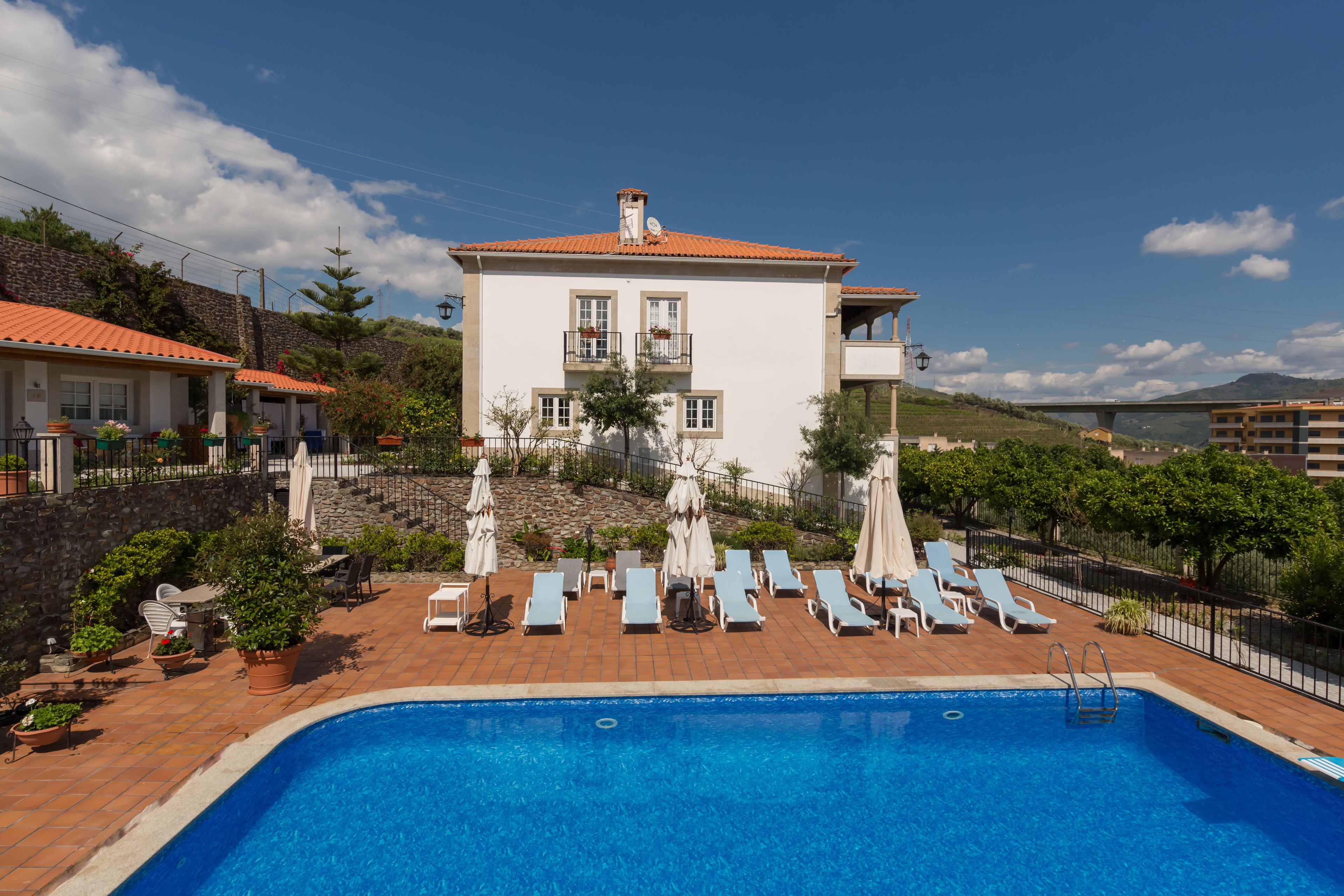 Una piscina al aire libre, tumbonas