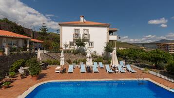 Kolam renang outdoor, dengan kursi berjemur