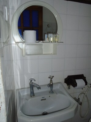 Twin Room | Bathroom