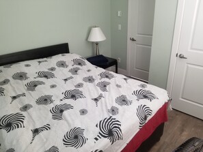 Classic Room, 1 Queen Bed, Non Smoking | Blackout drapes, iron/ironing board, free WiFi, bed sheets - Great Place to Stay (Vancouver)