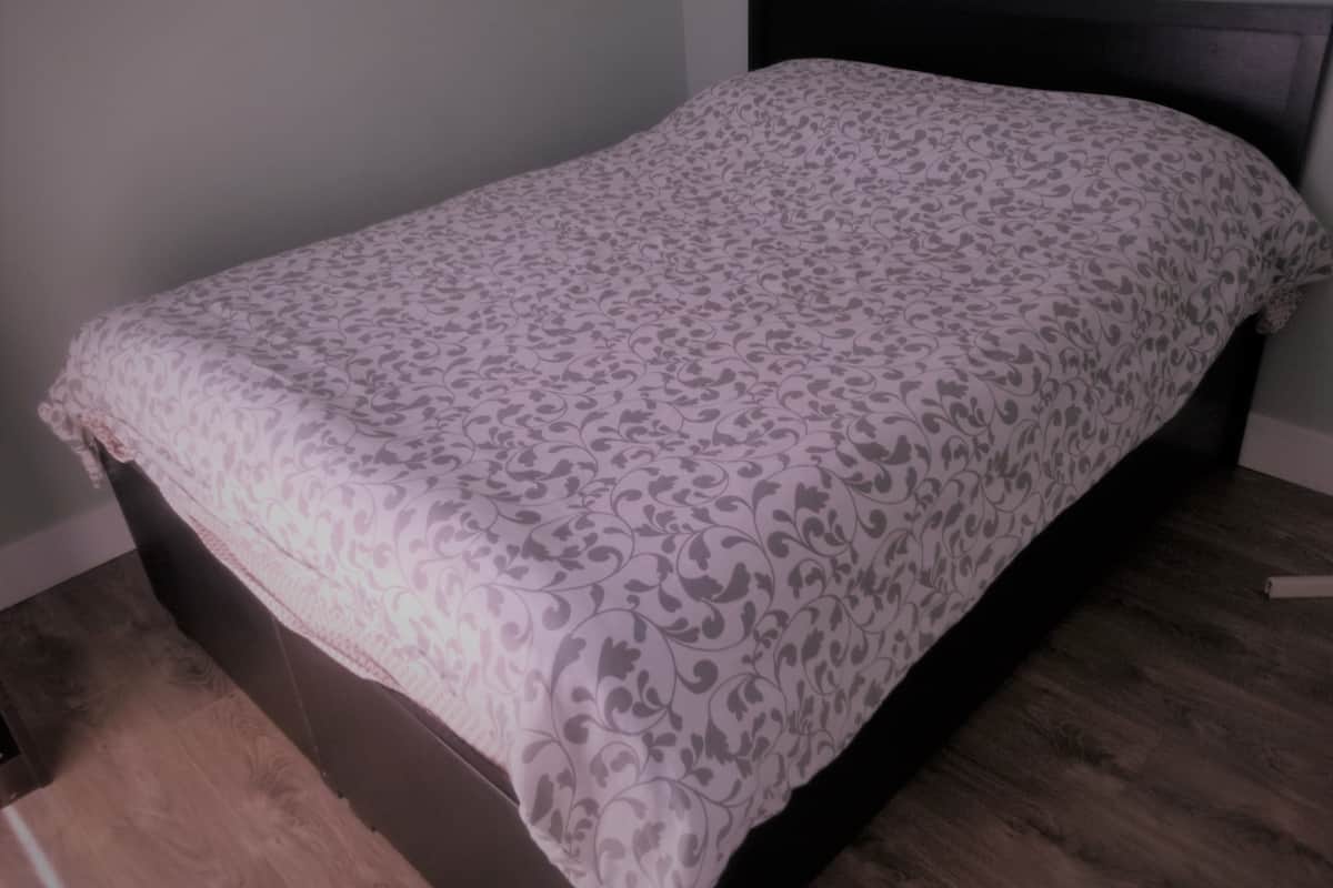 Chambre classique, 1 grand lit, non-fumeur | Rideaux d’obscurcissement, fer et planche à repasser