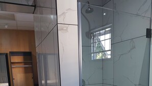 Shower, towels - Freedom Media Guest House (Gqeberha (Port Elizabeth))