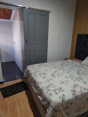 Standard Double Room, Non Smoking | Bathroom | Shower, towels - Freedom Media Guest House (Gqeberha (Port Elizabeth))