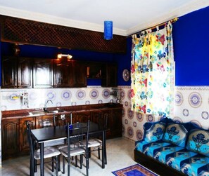 Deluxe-Apartment, 2 Schlafzimmer | Essbereich im Zimmer