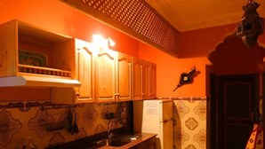 Coffee/tea maker, fridge, stovetop, electric kettle