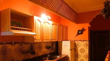Tủ lạnh, bếp nấu, dụng cụ pha cà phê/trà, ấm điện