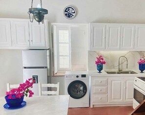 Een koelkast, een oven, een kookplaat, een koffiezetapparaat/waterkoker