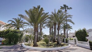 A paved walkway with palm trees and a white fence. - Beautiful private villa for 4 people with WIFI, A/C, pool, TV and patio (Denia)