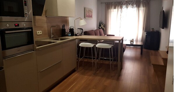 Kühlschrank, Mikrowelle, Ofen, Geschirrspüler