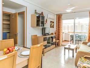 TV - Lovely apartment for 6 guests with pool, A/C, WIFI, TV, terrace, pets allowed and panoramic view (Orpesa Oropesa Del Mar)