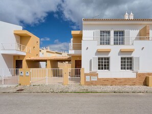Exterior - Wonderful  villa for 6 people with WIFI, A/C, private pool, TV and balcony (Pêra)