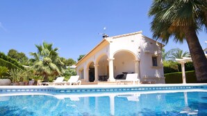 A pool with clear blue water, a white building with arches, and palm trees in the background. - Wonderful private villa for 6 guests with private pool, WIFI, A/C, TV and terrace (Benissa)