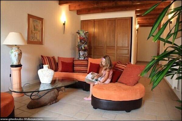 TV, DVD player, books, stereo