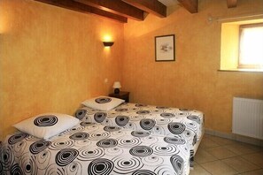 2 bedrooms, iron/ironing board, free WiFi, bed sheets