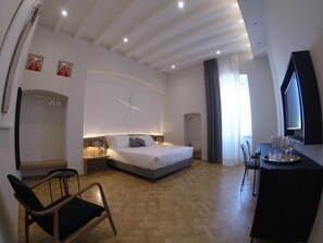 Zimmersafe, Verdunkelungsvorhänge, schallisolierte Zimmer