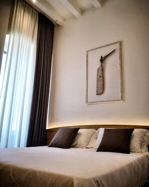 Quarto casal design, 1 cama Queen, para não fumantes | Cofres nos quartos, cortinas blackout, quartos à prova de som
