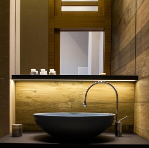 Douche, articles de toilette gratuits, sèche-cheveux