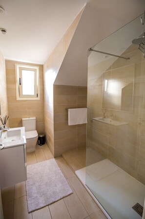 Combined shower/bathtub, towels