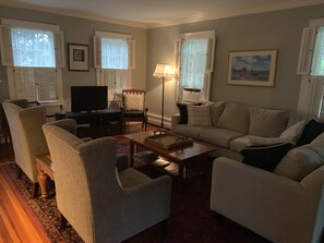 TV, DVD player, books - Historic Edgartown House (Edgartown)