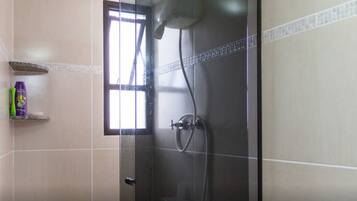 Family Apartment, Beach View | Bathroom | Shower, towels