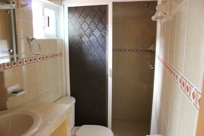 ห้องเบสิก, เตียงคิงไซส์ 1 เตียง, ปลอดบุหรี่ | ห้องน้ำ | ฝักบัว, ของใช้ในห้องน้ำระดับพรีเมียม, ไดร์เป่าผม, ผ้าเช็ดตัว