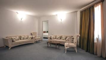 Deluxe Room | Desk, free WiFi