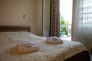 Deluxe Room | Desk, free WiFi