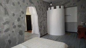 Combined shower/bathtub, deep-soaking bathtub, rainfall showerhead - Guest house in Alaverdi (Alaverdi)