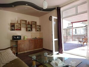 Economy Condo, 4 Bedrooms, Bathtub, Hill View | Private kitchen | Fridge, microwave, oven, stovetop - Guest house in Alaverdi (Alaverdi)