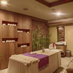 Salas de tratamiento para parejas, un sauna, una bañera de hidromasaje