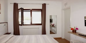 Double Room | Soundproofing, free WiFi, bed sheets, wheelchair access