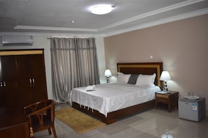 5 Schlafzimmer, Zimmersafe, Schreibtisch, schallisolierte Zimmer